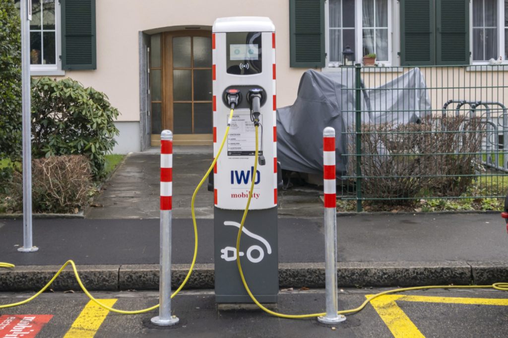 Trotz geringer Nachfrage: Kanton nimmt 100. Ladestation auf Allmend in Betrieb