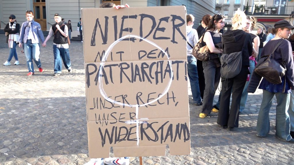 Weltfrauentag: Am Barfi demonstrieren über 100 Frauen für mehr Gleichberechtigung