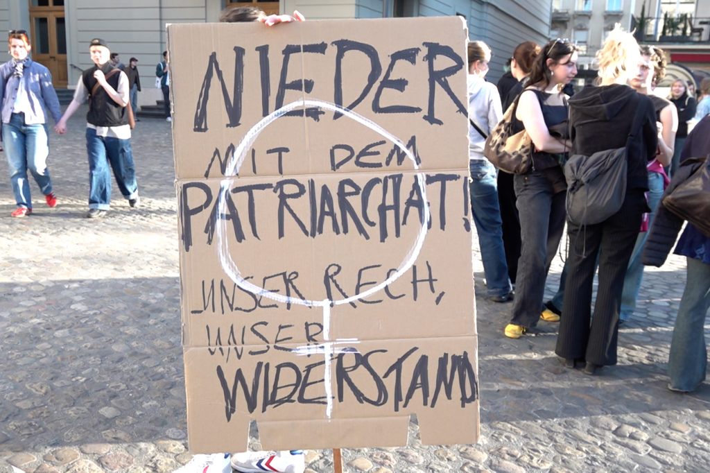 Weltfrauentag: Am Barfi demonstrieren über 100 Frauen für mehr Gleichberechtigung