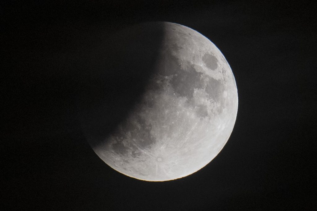 Der Mond wird sich kommende Nacht ein kleines Stück verdunkeln