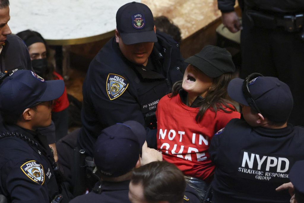 Nach Verhaftung von Aktivist: Demo im Trump Tower