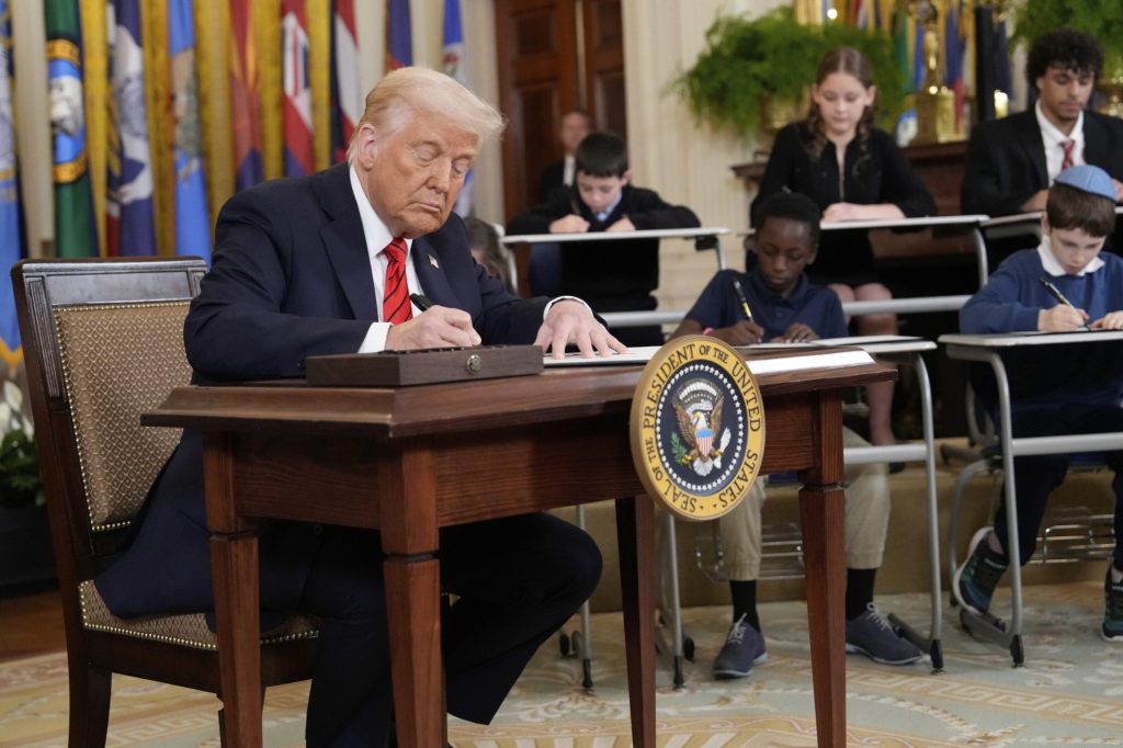 Trump unterschreibt Dekret, um das Bildungsministerium aufzulösen