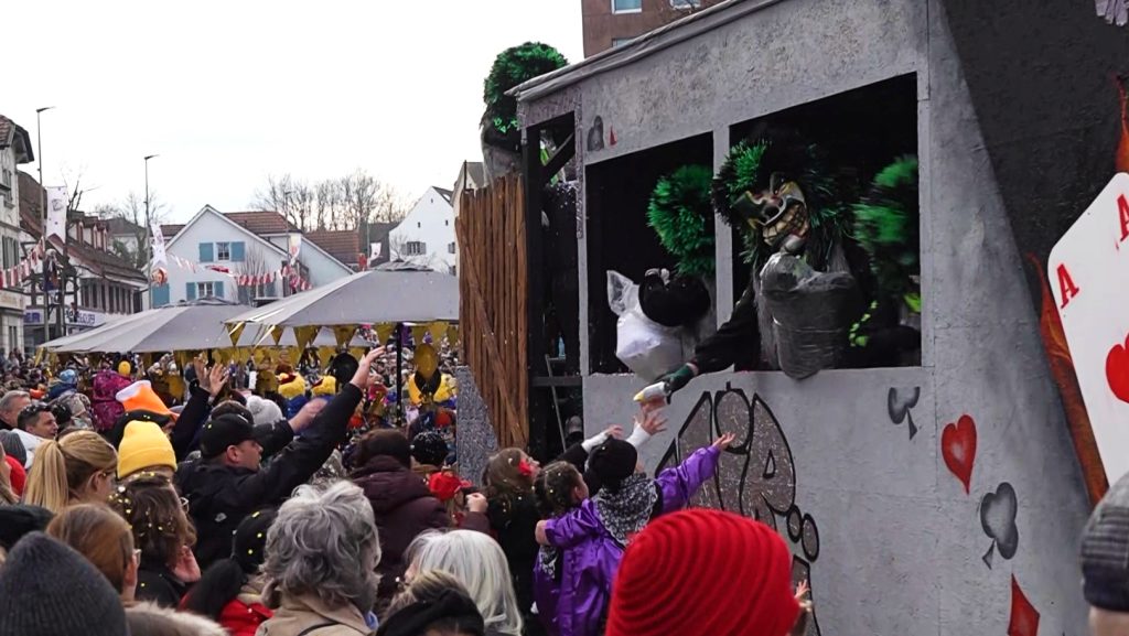 Bunt und viel Räppli: So war der Fasnachtsumzug in Oberwil