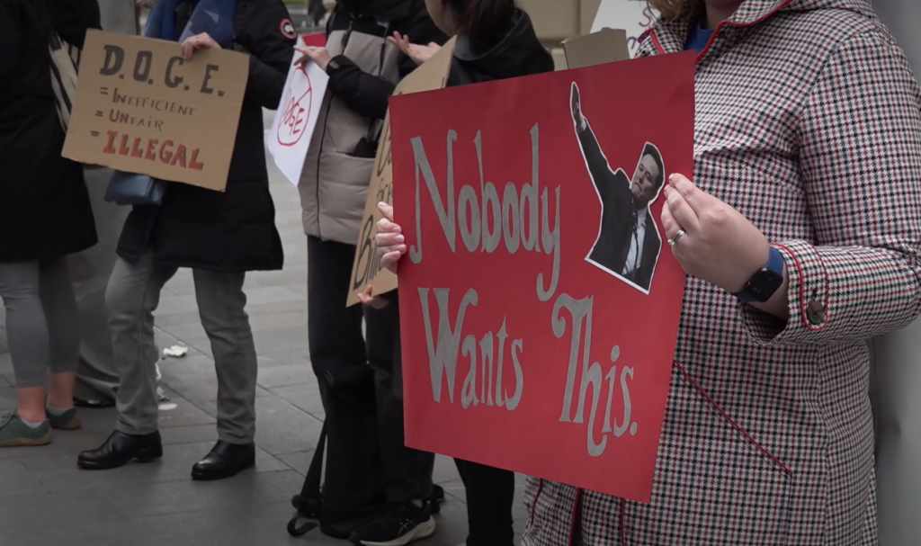 Musk-Gegner demonstrieren vor Tesla-Filiale