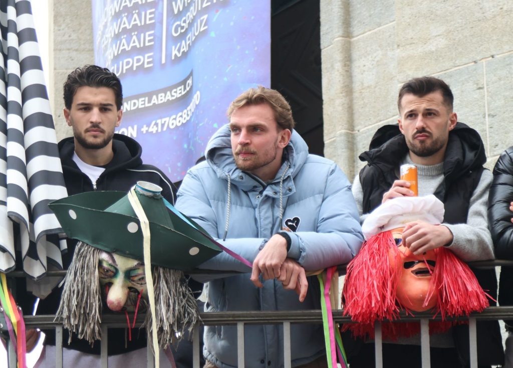 FCB-Spieler staunen vom Singerhaus-Balkon