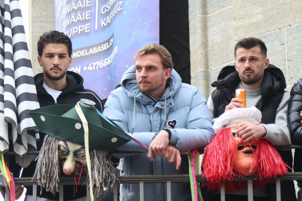 FCB-Spieler staunen vom Singerhaus-Balkon