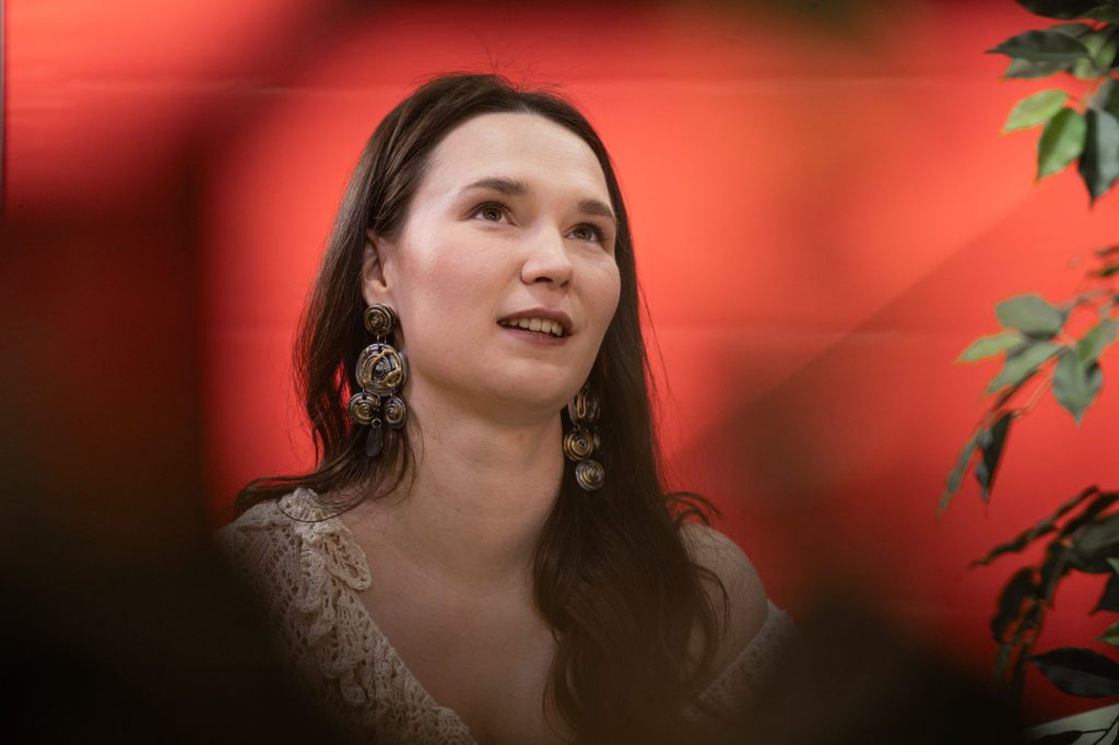 Zoë Më zeigt sich im Showcase in Lugano gefühlvoll