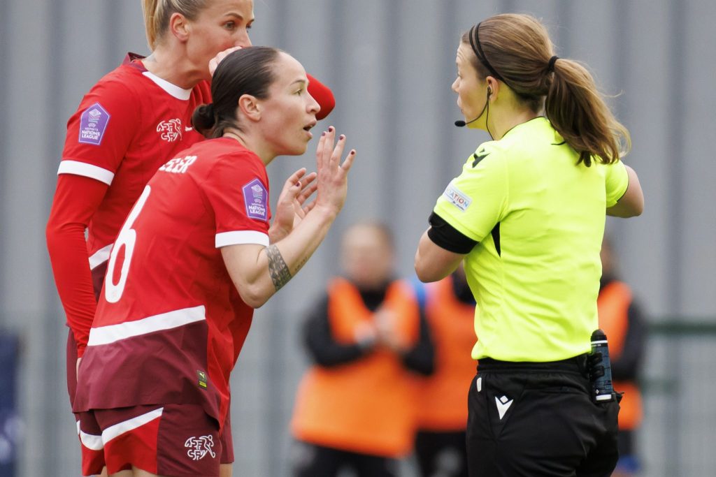 Schweizerinnen geben den Sieg in Island aus der Hand