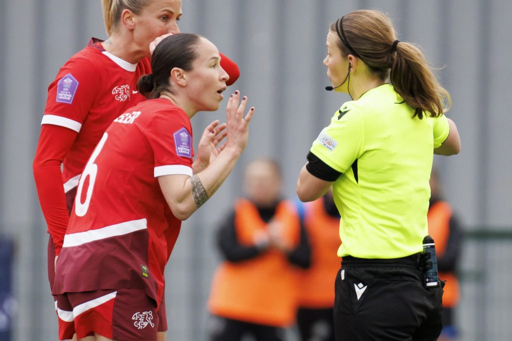 Schweizerinnen geben den Sieg in Island aus der Hand