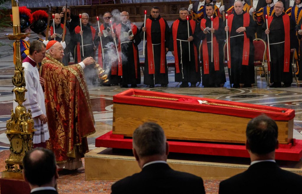 Aufbahrung in Petersdom: Zehntausende nehmen Abschied von Franziskus