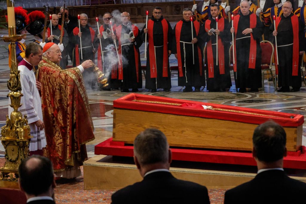 Aufbahrung in Petersdom: Zehntausende nehmen Abschied von Franziskus