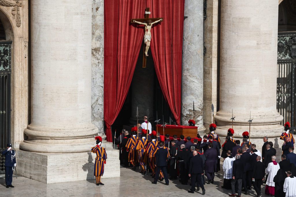 Die Zeit nach Papst Franziskus’ Tod in Bildern