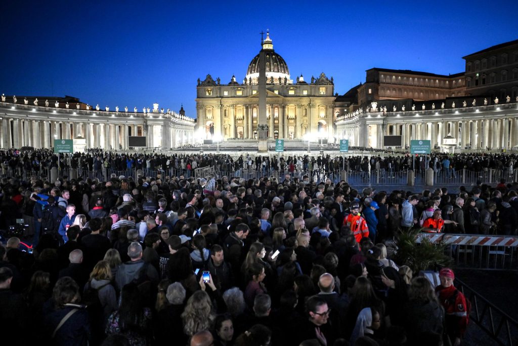Auch nachts reisst der Besucherstrom vor dem Petersdom nicht ab