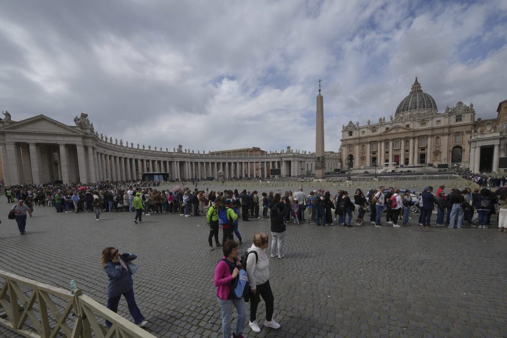 Auch nachts reisst der Besucherstrom vor dem Petersdom nicht ab