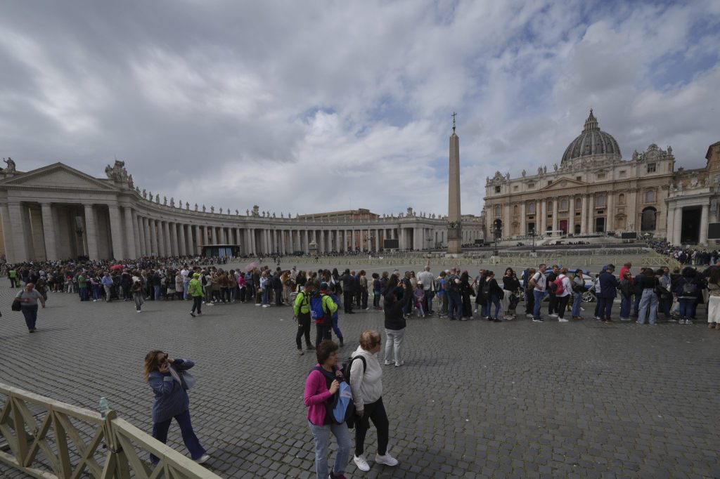 Auch nachts reisst der Besucherstrom vor dem Petersdom nicht ab
