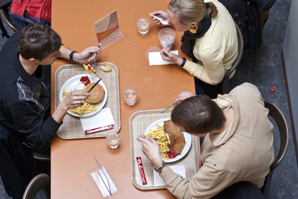 Vegane Uni-Mensa bis 2030? Widerstand lässt nicht auf sich warten