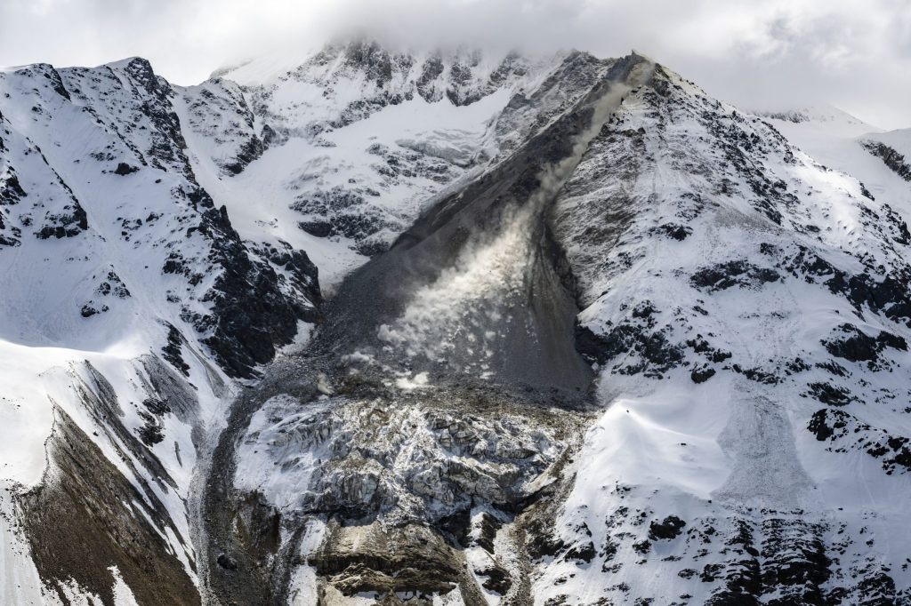 Eis und Fels fallen immer wieder den Berg bei Blatten VS herunter