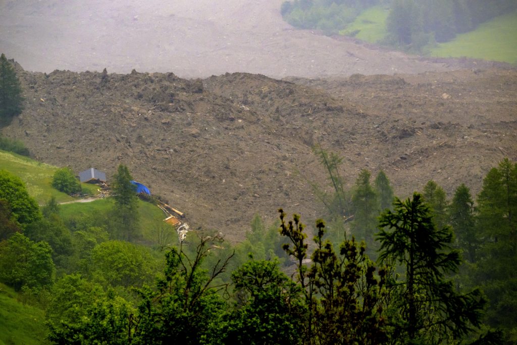 Gletscherabbruch und Murgang verschütten Blatten – eine Person vermisst