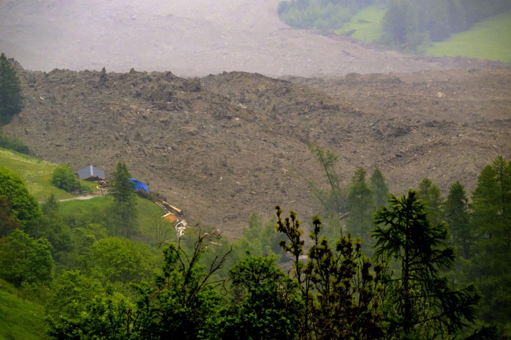 Gletscherabbruch und Murgang verschütten Blatten – eine Person vermisst
