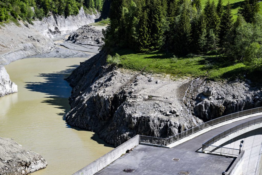 Walliser Kantonsbehörden lassen Wasser aus Stausee ab
