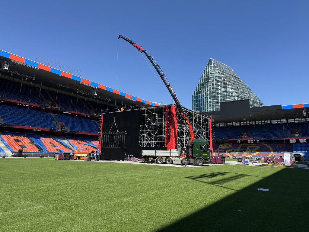 Eine zehn Meter hohe Bühne auf dem Joggeli-Rasen