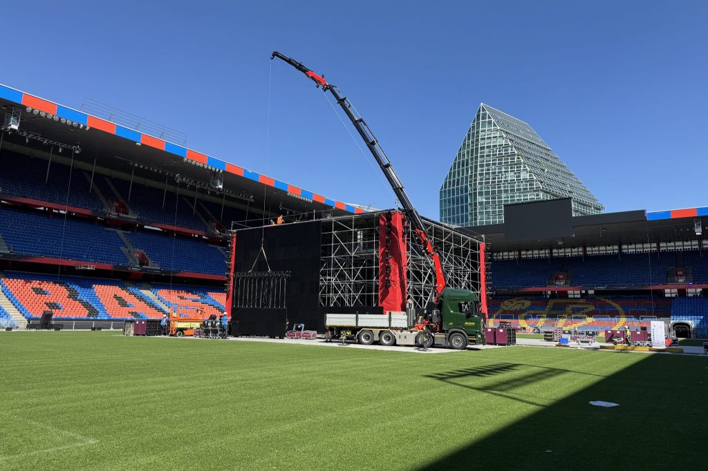 Eine zehn Meter hohe Bühne auf dem Joggeli-Rasen