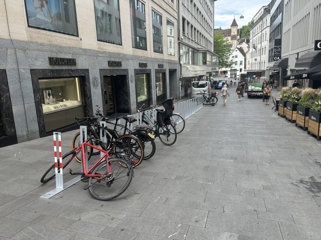 Kanton platziert neue Veloständer in Basler Fussgängerzone