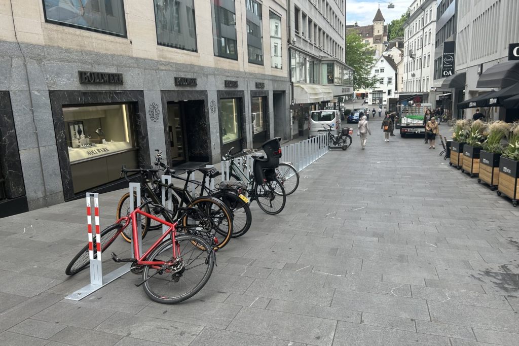 Kanton platziert neue Veloständer in Basler Fussgängerzone