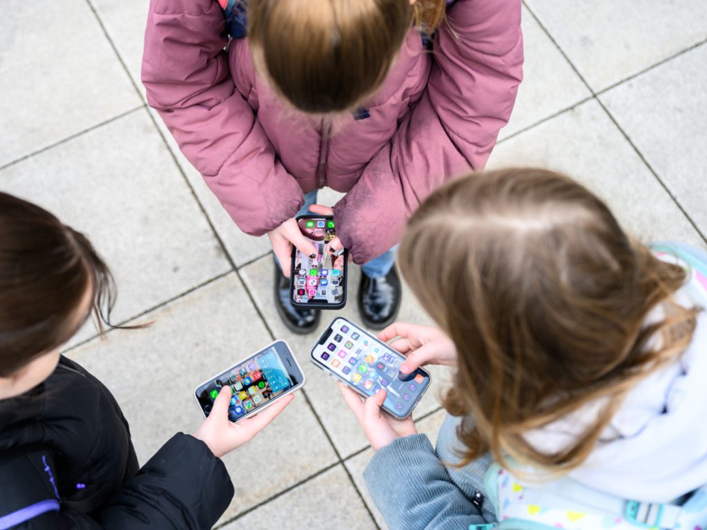 Aargauer Regierung verhängt Handyverbot an Schulen