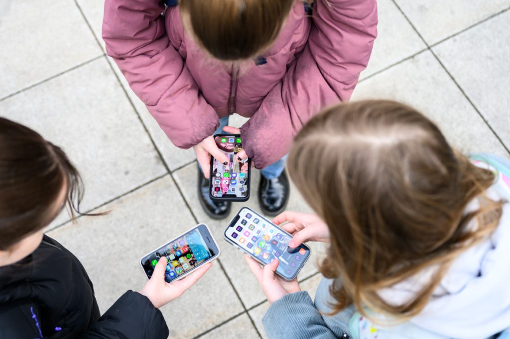 Aargauer Regierung verhängt Handyverbot an Schulen
