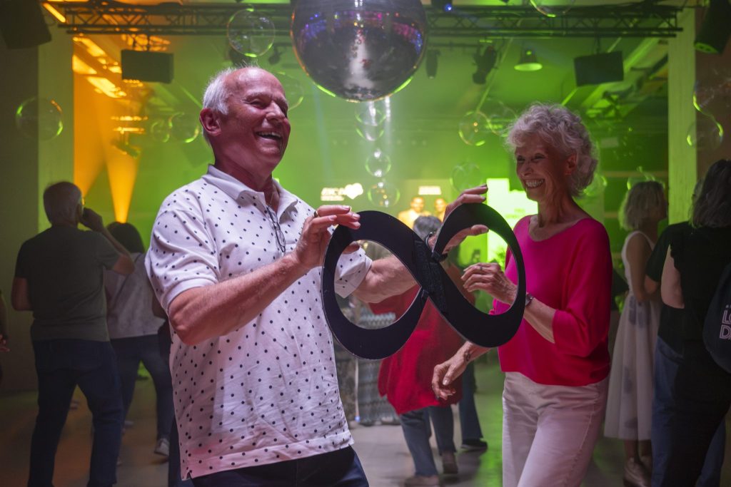 Dancefloor frei: Senioren an der Ü60-Disco des ESC in Feierlaune