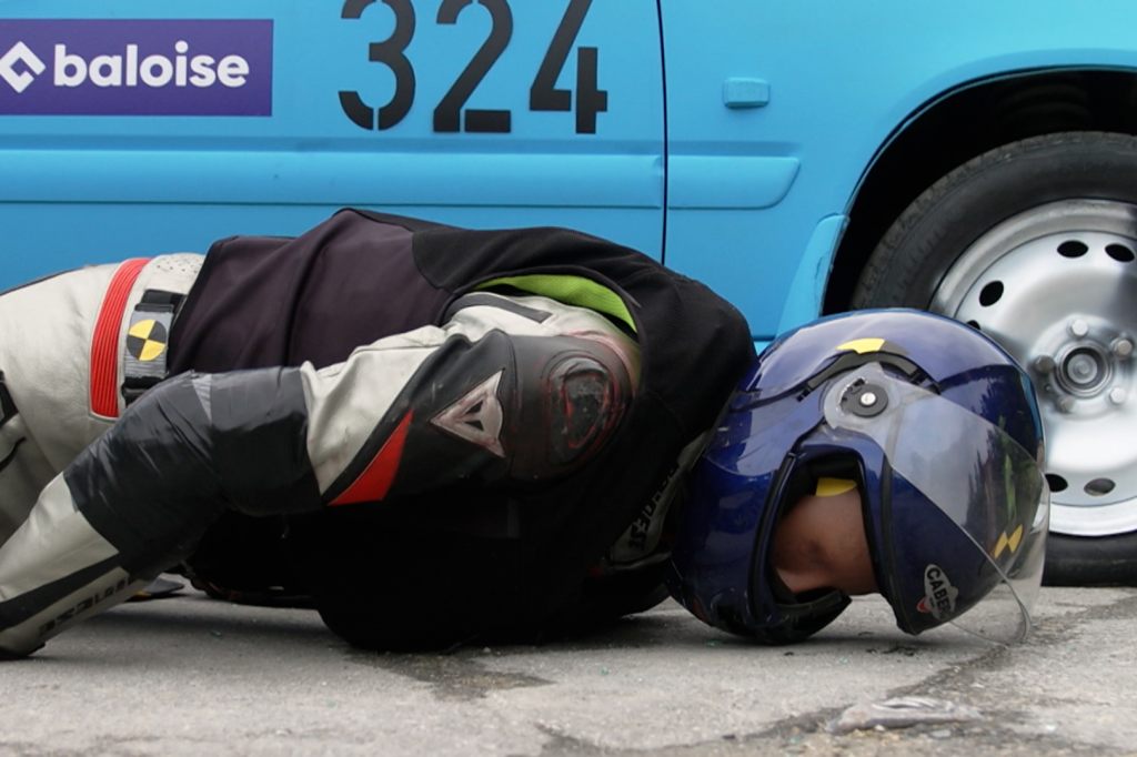 Crashtest mit Dummies: So verheerend kann ein Töffunfall enden