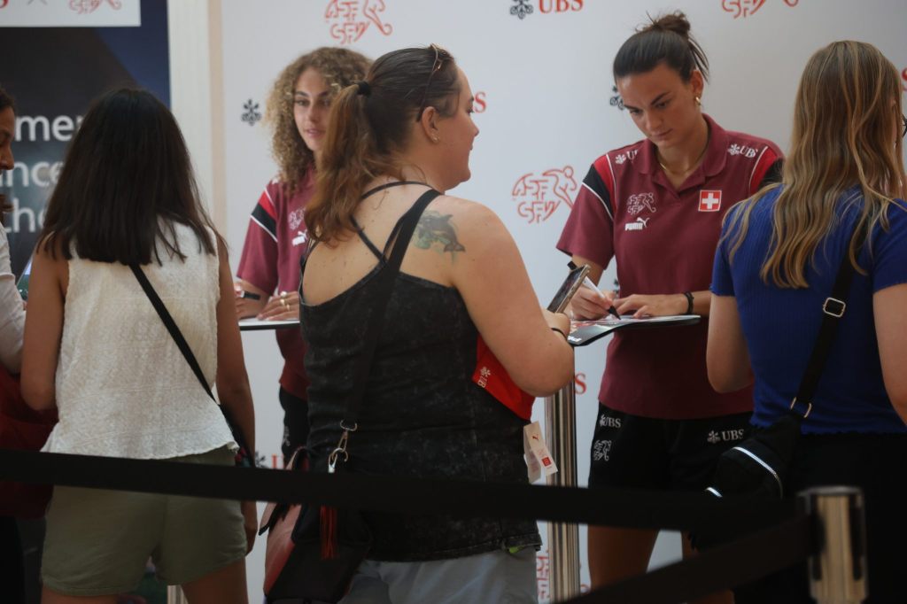 Autogrammstunde mit den Nati-Spielerinnen