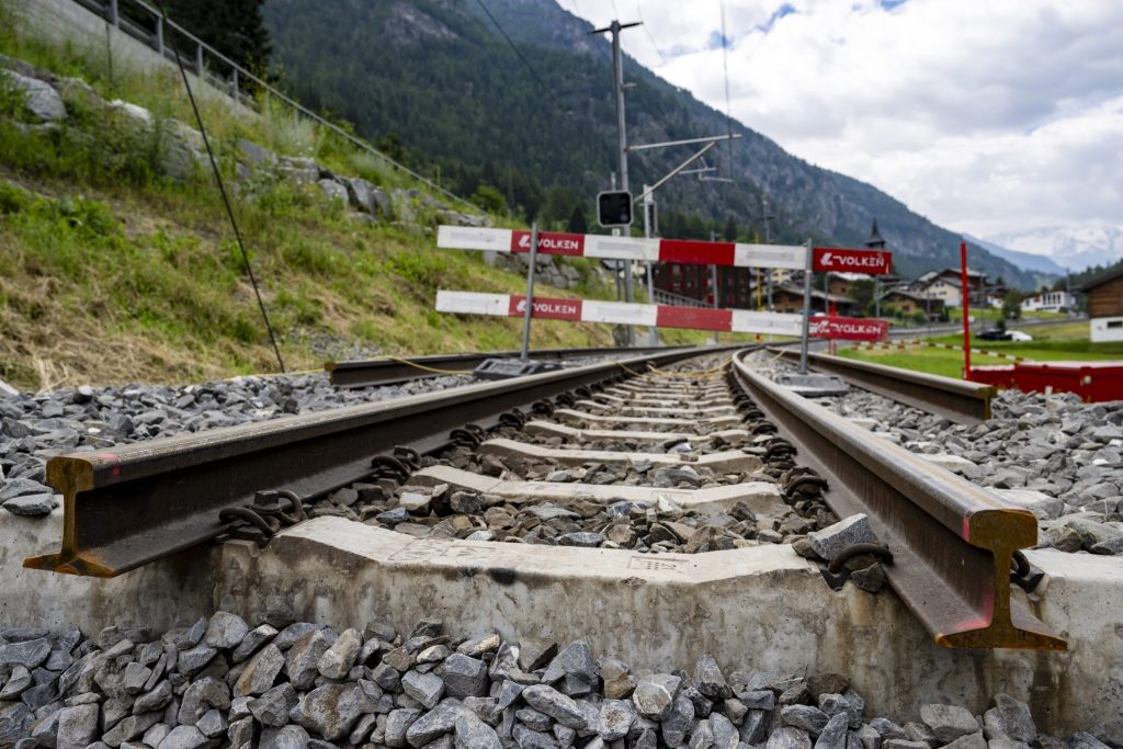 Erdrutsch trifft Bahntrassee und Strasse nahe St. Niklaus VS