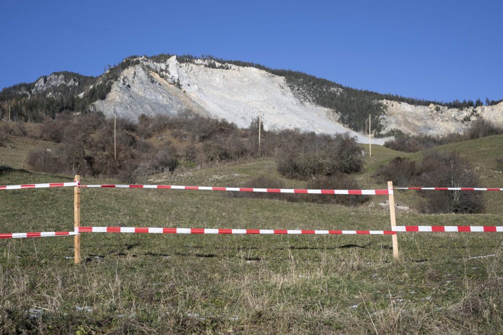 Brienz GR wegen Bergsturzgefahr erneut gesperrt