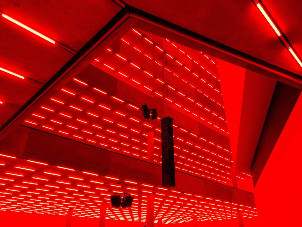 Im Schaulager Basel gibt es eine Ton- und Lichtinstallation