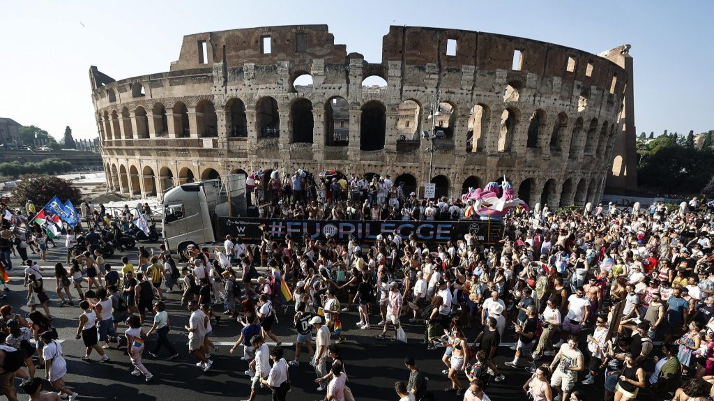 Bei brütender Hitze feiern Tausende die Pride-Parade in Rom
