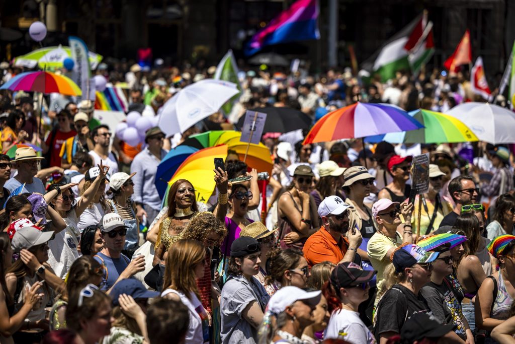 Tausende demonstrieren farbenfroh an der Pride in Zürich
