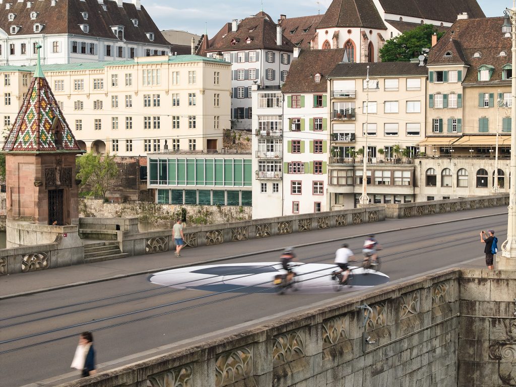 Grosser Fussball auf der Mittleren Brücke stimmt Basel auf die Frauen-EM ein