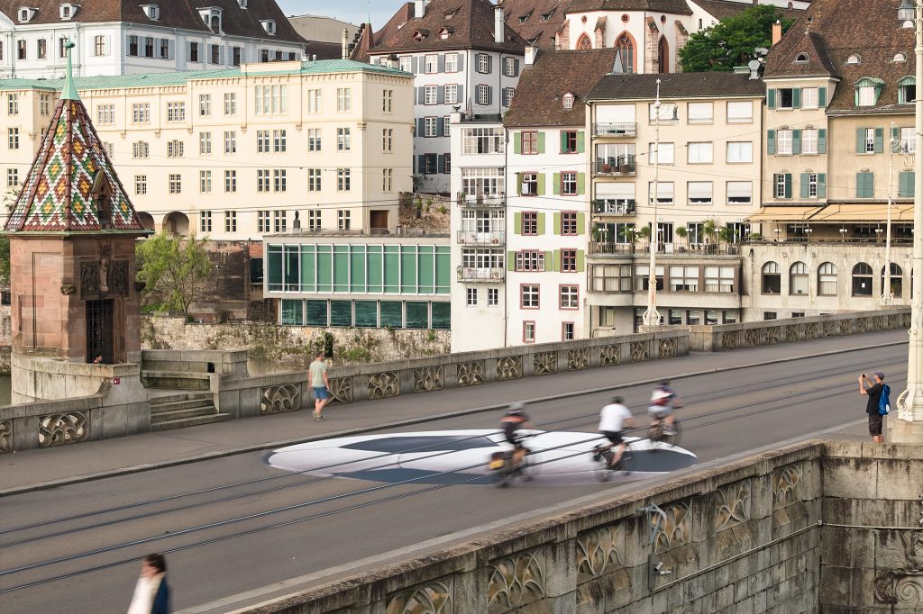 Grosser Fussball auf der Mittleren Brücke stimmt Basel auf die Frauen-EM ein