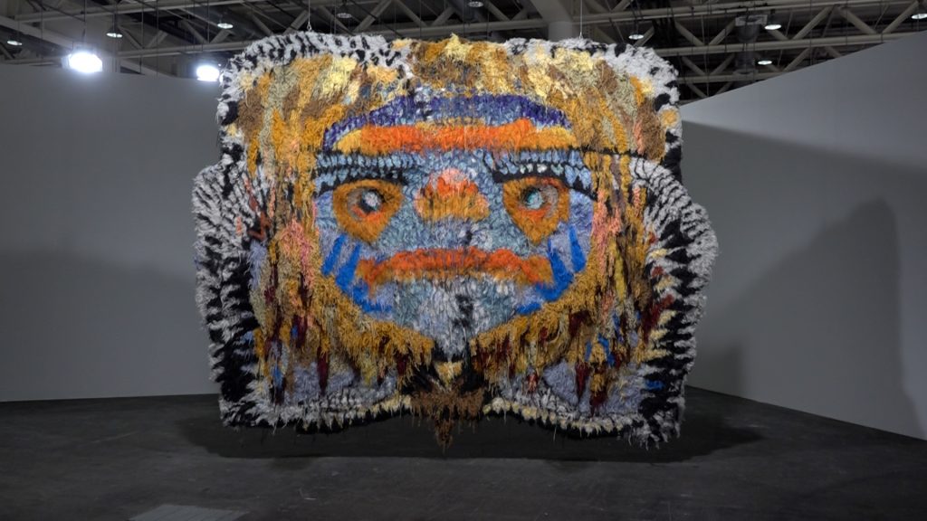 Inspiriert von der Pfauenspinne: Caroline Achaintre präsentiert «Gobbler» an der Art