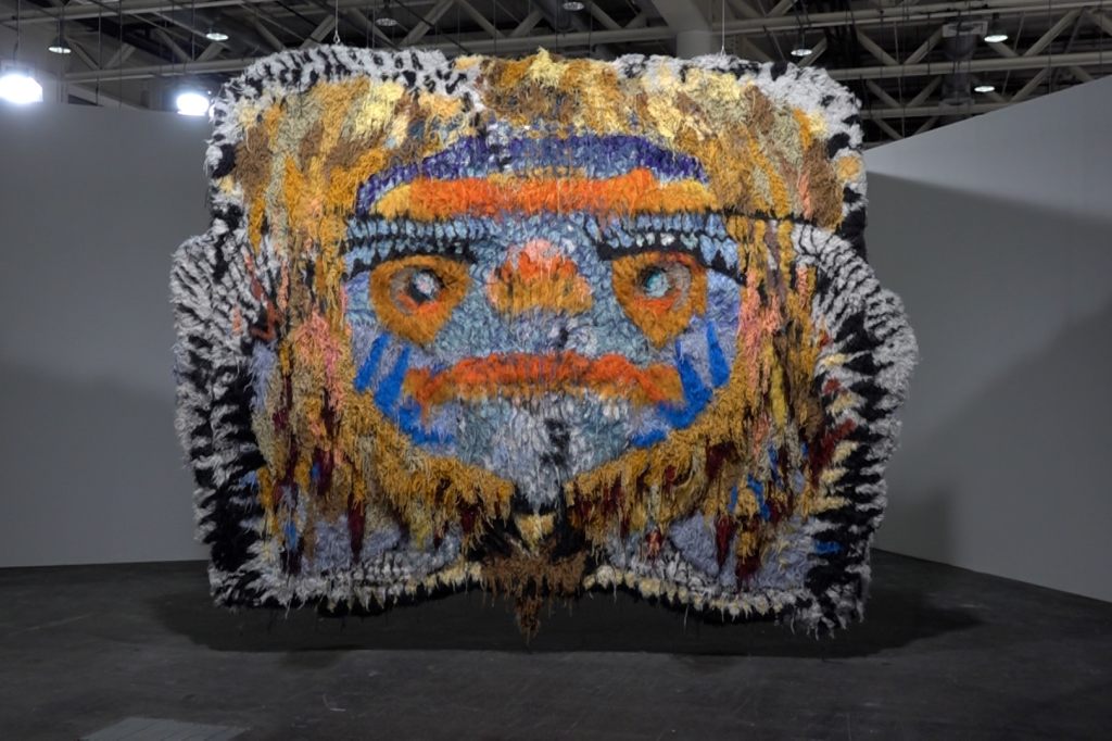 Inspiriert von der Pfauenspinne: Caroline Achaintre präsentiert «Gobbler» an der Art