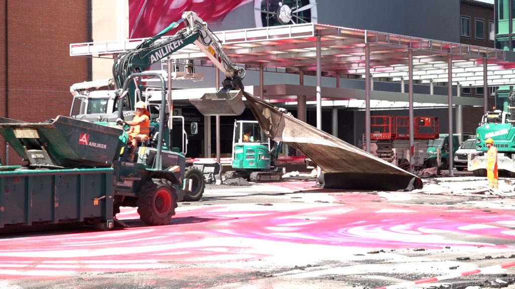 Denkmalgeschützte Uhr muss wieder in ursprünglichem Grau erstrahlen