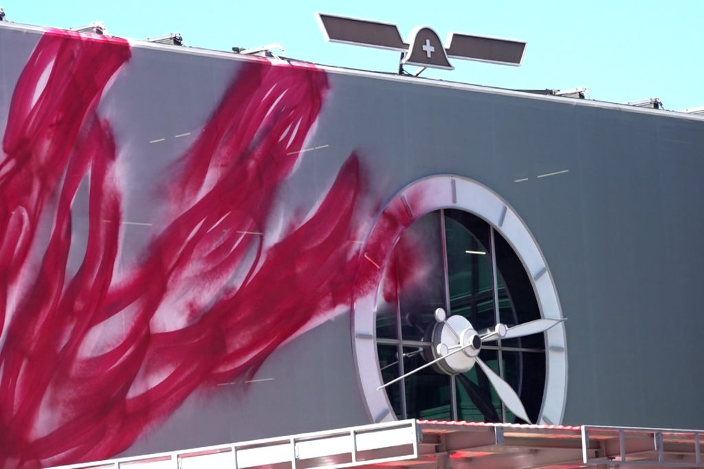 Denkmalgeschützte Uhr muss wieder in ursprünglichem Grau erstrahlen