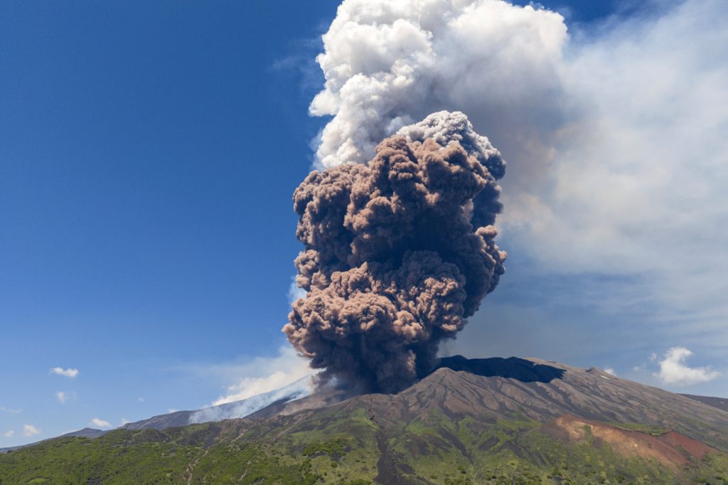Vulkanausbruch auf Sizilien – Flugstufe weiterhin auf Rot