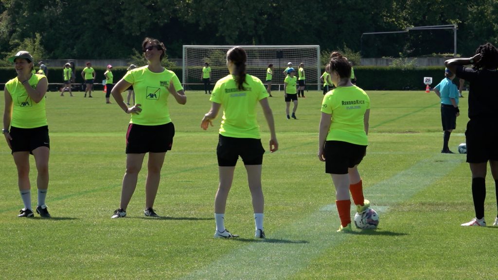 Rund 200 Frauen kickten um den Rekord