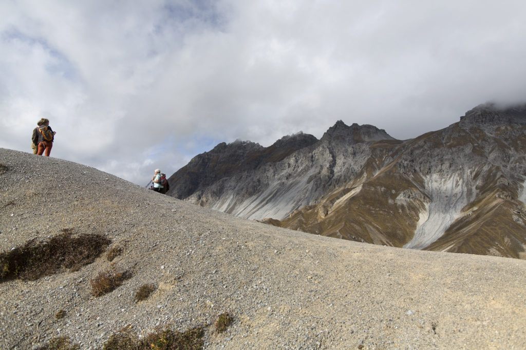Bergsteiger in Zernez von Stein in die Tiefe gerissen