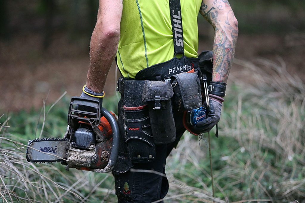Mann im Oberwallis verunfallt bei Arbeiten mit Motorsäge tödlich