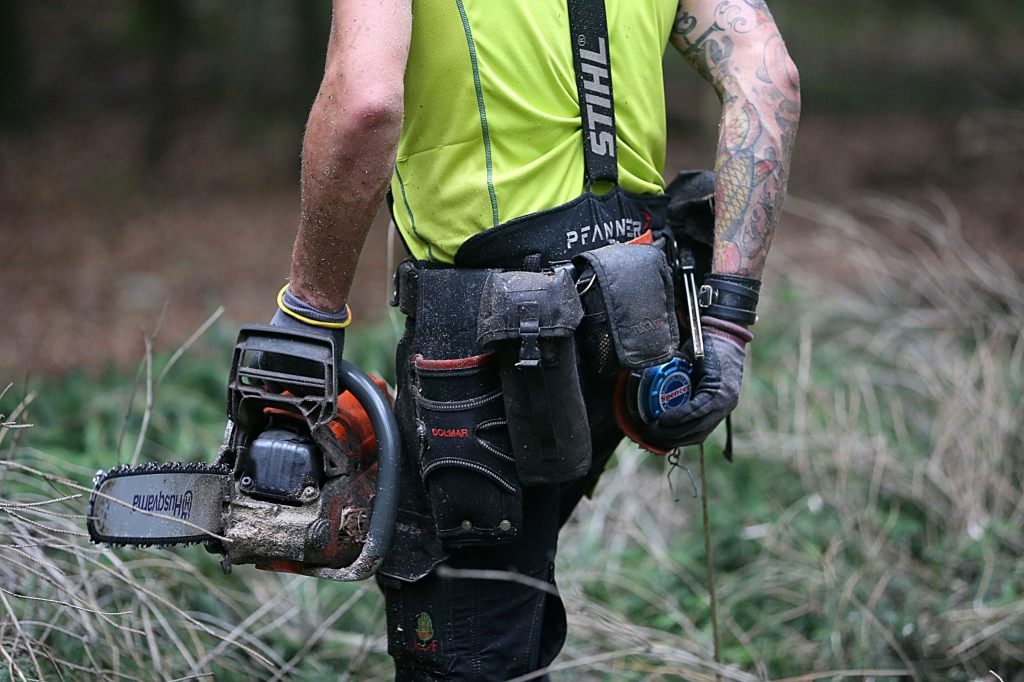 Mann im Oberwallis verunfallt bei Arbeiten mit Motorsäge tödlich