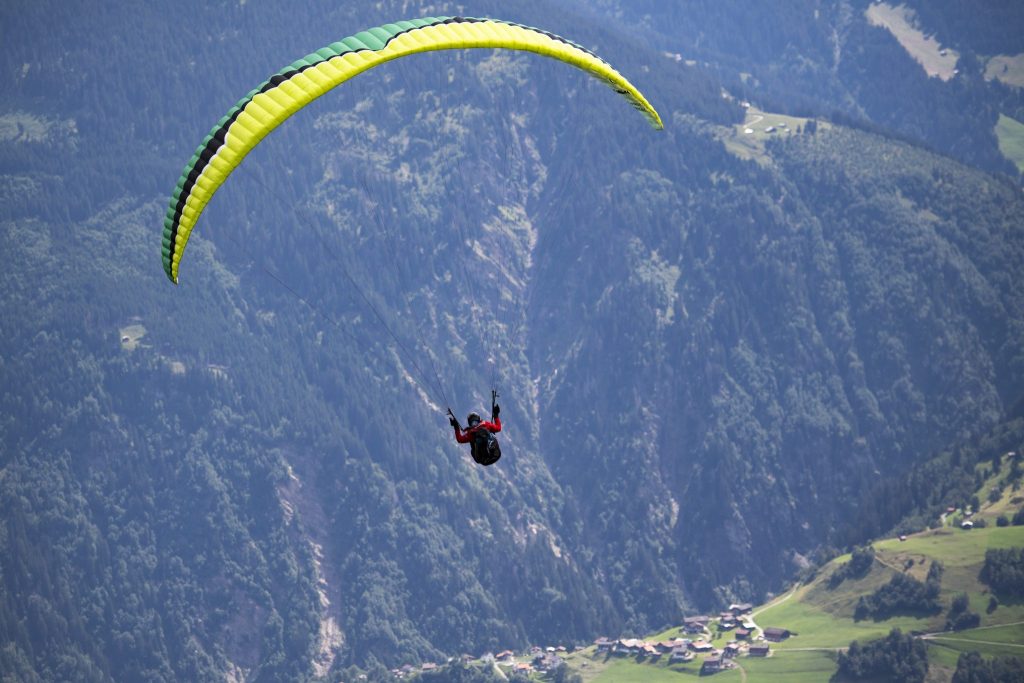 Gleitschirmpilot hängt in Oberägeri neun Stunden lang an Baum